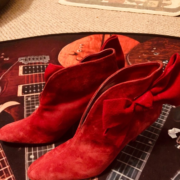 Fabulous Bijou Red Suede Bow Heels! - Picture 8 of 14